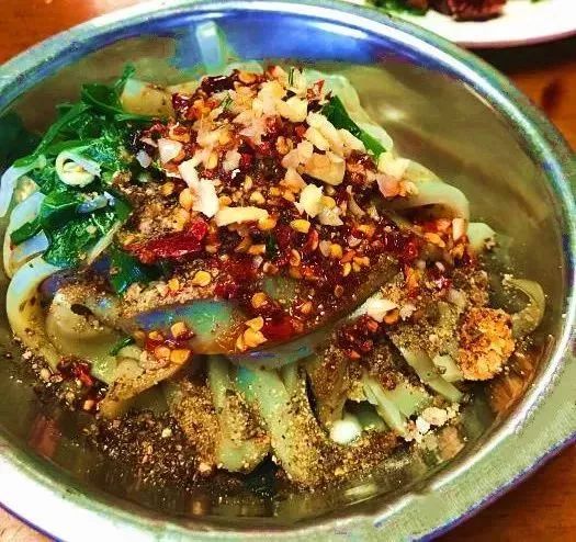 丽江这家靠着一碗鸡豆凉粉登上纽约时报的34年老店，何洁柳岩华少都赞不绝口……