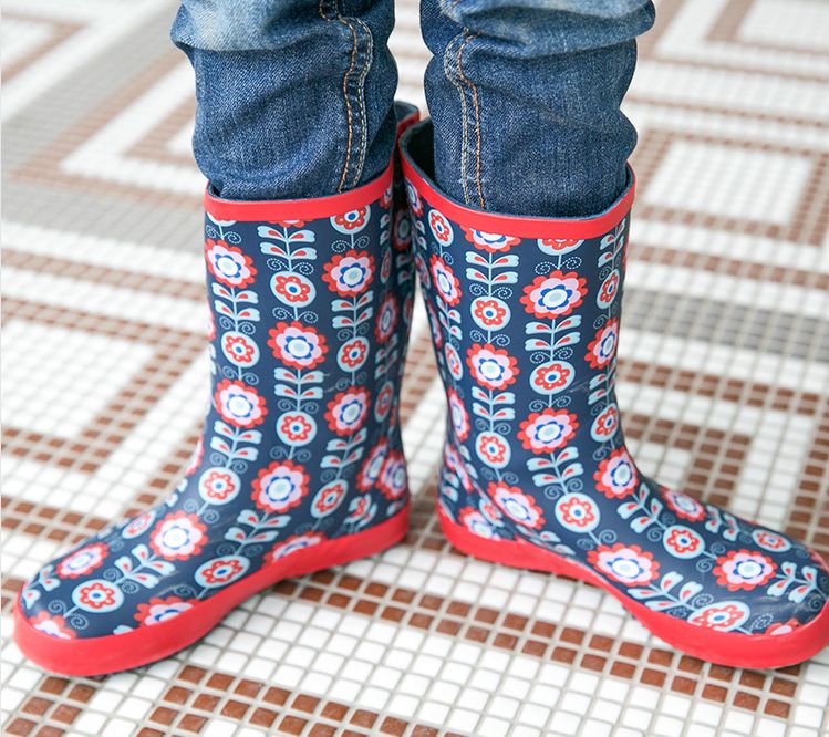 给孩子选雨衣有什么要求,雨衣雨鞋给孩子备好