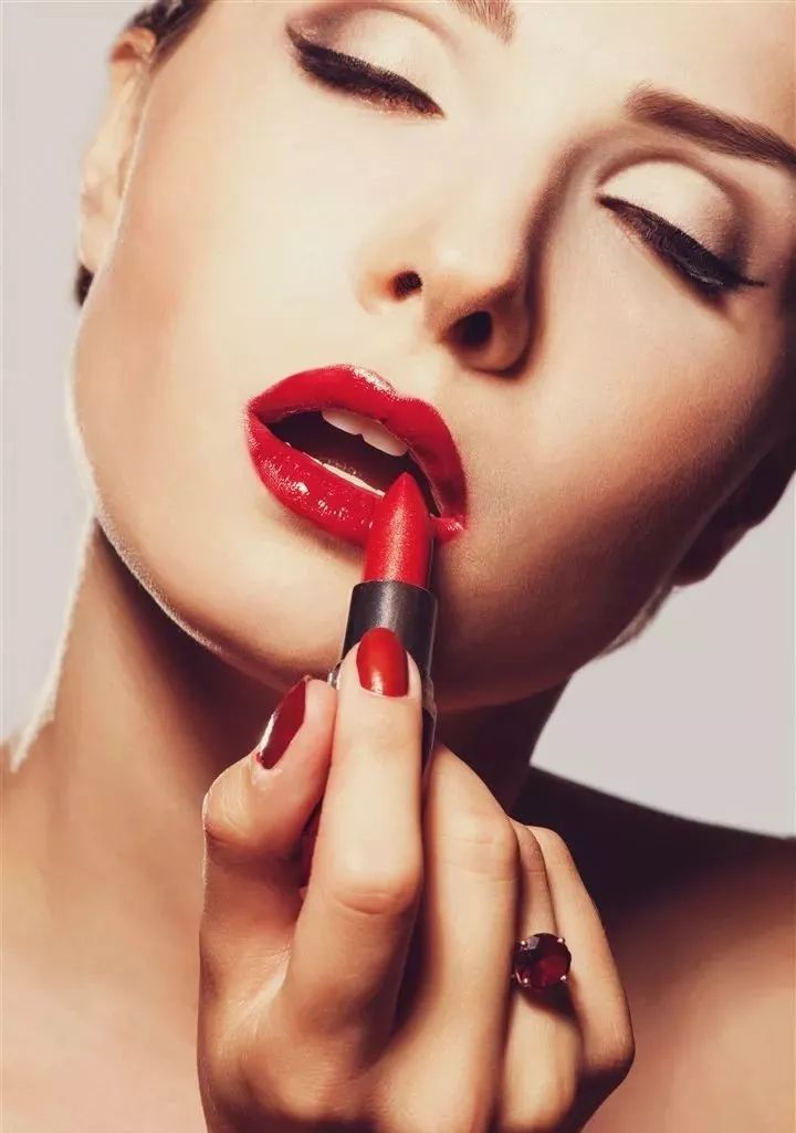 你每抹一次口红，就是在亲吻上万只昆虫尸体？！