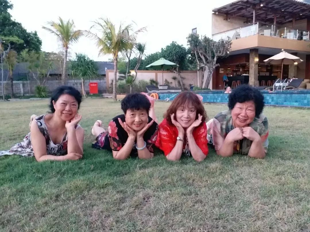 喜煞了！中国大妈外出旅游标准动作合辑！一招大雁南飞炫翻天！