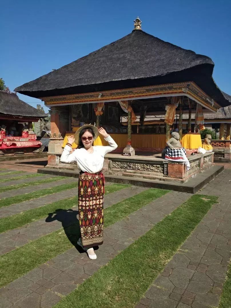 喜煞了！中国大妈外出旅游标准动作合辑！一招大雁南飞炫翻天！