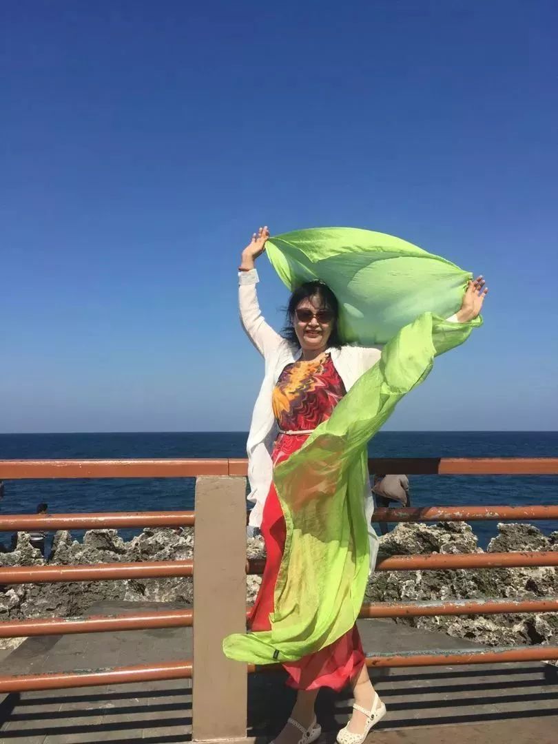 喜煞了！中国大妈外出旅游标准动作合辑！一招大雁南飞炫翻天！