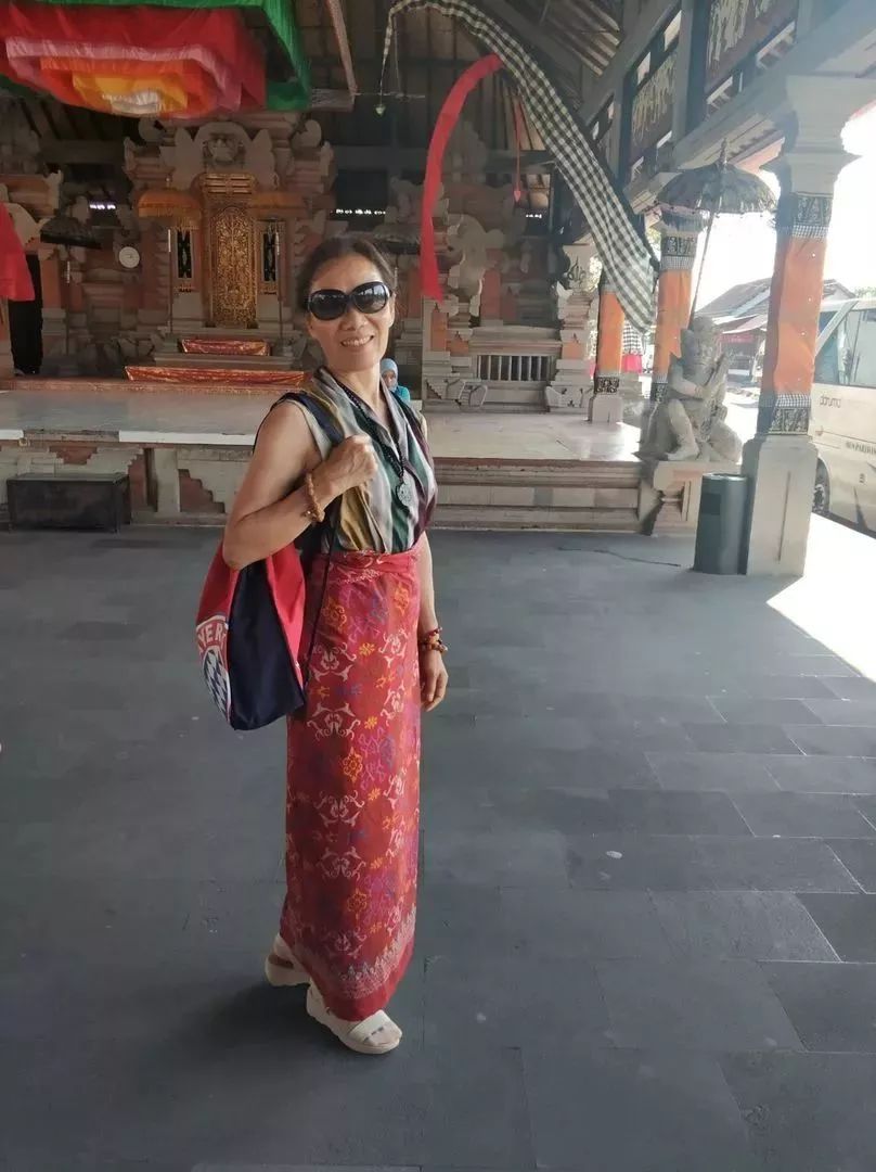 喜煞了！中国大妈外出旅游标准动作合辑！一招大雁南飞炫翻天！