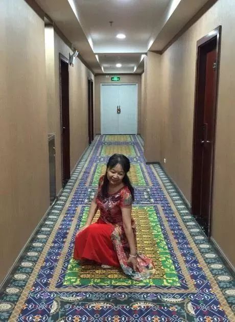 喜煞了！中国大妈外出旅游标准动作合辑！一招大雁南飞炫翻天！