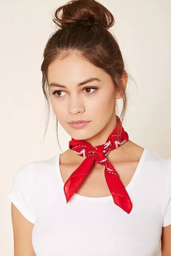 春天方丝巾怎么系好看,丝巾这样系简单时尚又清爽