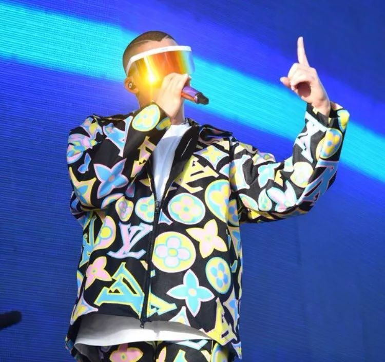 买假名牌的女孩,买假货的女生