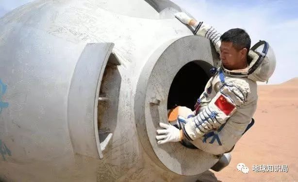 宇航员不小心掉进太空中,宇航员工作时不小心摔下太空