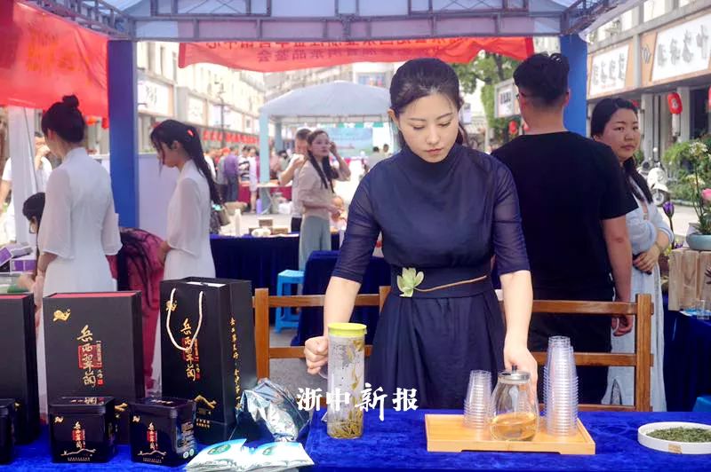 来杯谷雨茶？爱喝茶的小姐姐颜值都不低哟！