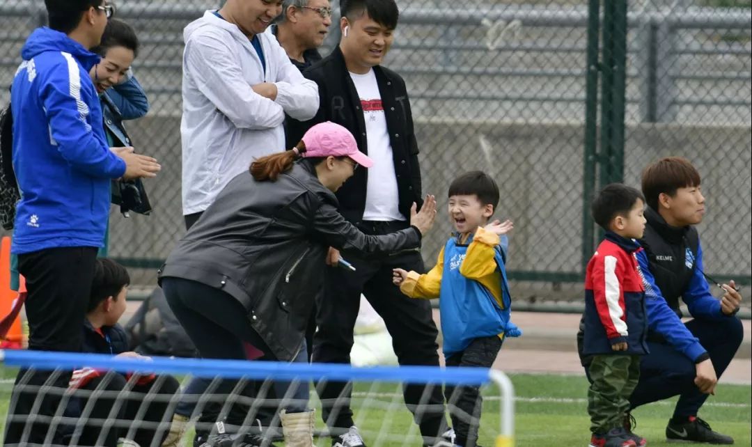 生日会的热闹没赶上？还有好戏！根伟送签名足球啦，来留言吧！