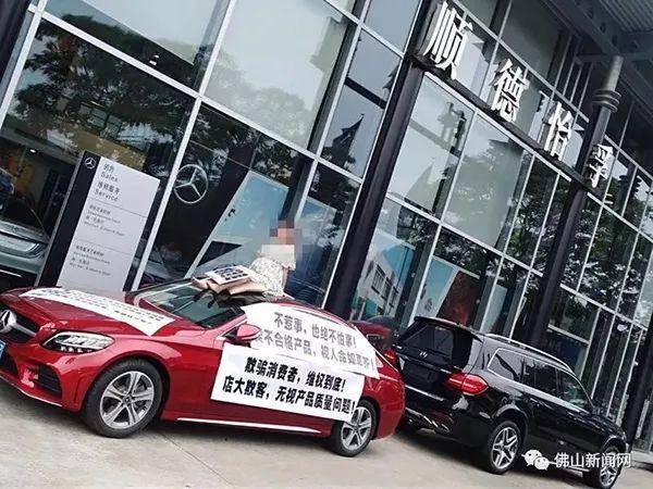 “要想维权快，坐上引擎盖？”各地掀起引擎盖维权效仿潮