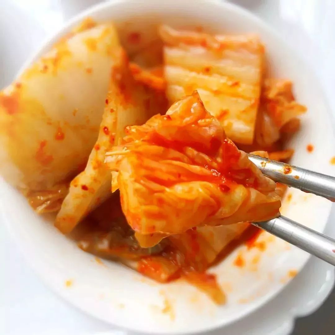 她连续三年，走遍大半个韩国学习传统泡菜，改良后的泡菜，要排单一个星期以上才能买到！