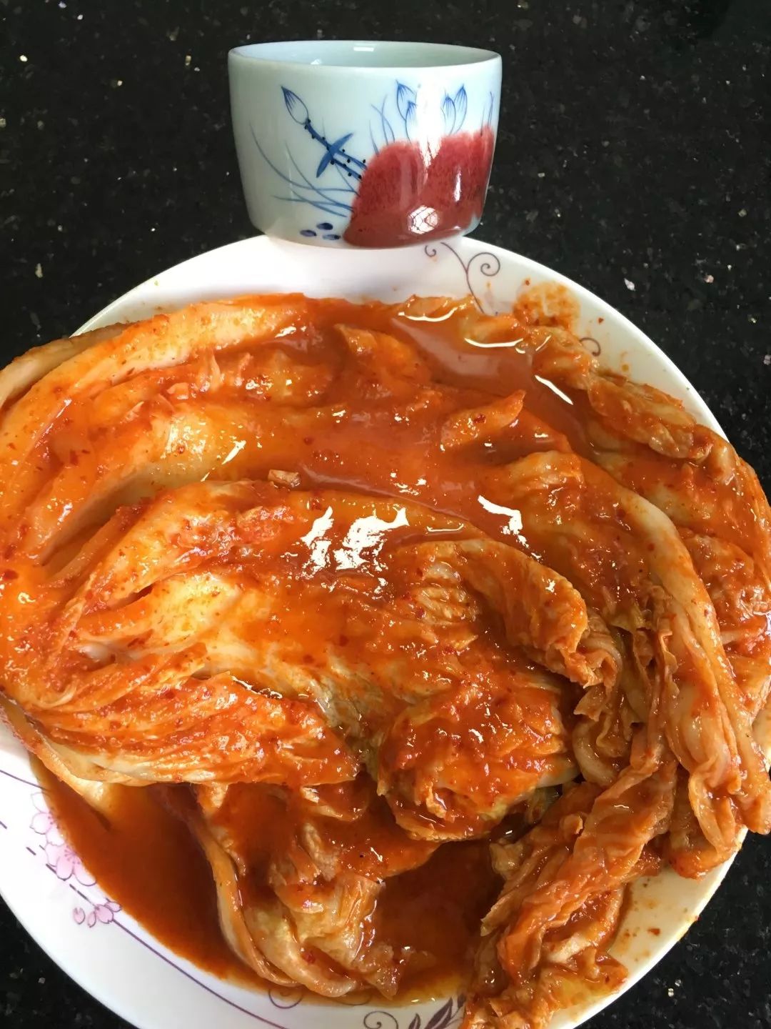 她连续三年，走遍大半个韩国学习传统泡菜，改良后的泡菜，要排单一个星期以上才能买到！