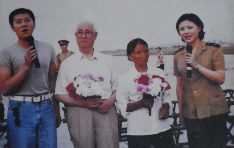 送解放军过江的大辫子姑娘,送亲人的大辫子