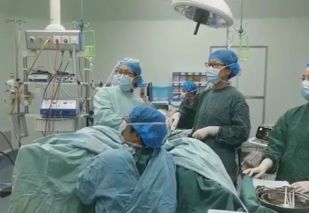 女子怀孕后到医院检查医生惊呆了,女子怀孕医生检查时吓坏了