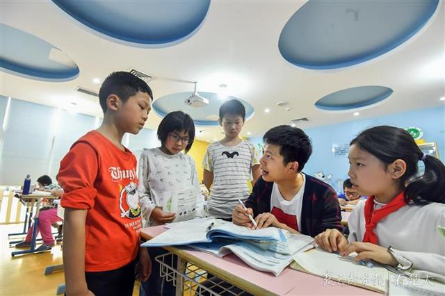 武汉武昌区有个免费的四点半学校,暖心“男阿姨”用爱守护“流动花朵”