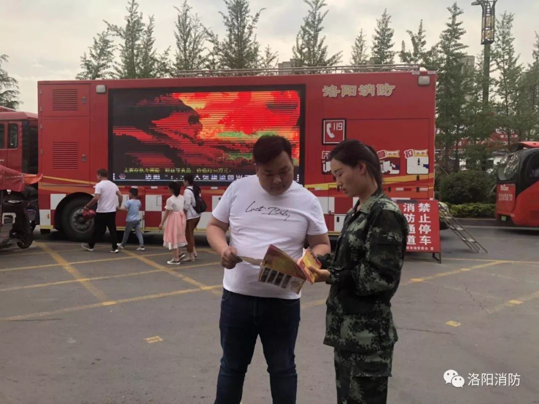 消防宣传车助阵节前安全宣传,多功能消防车进商场开展消防宣传