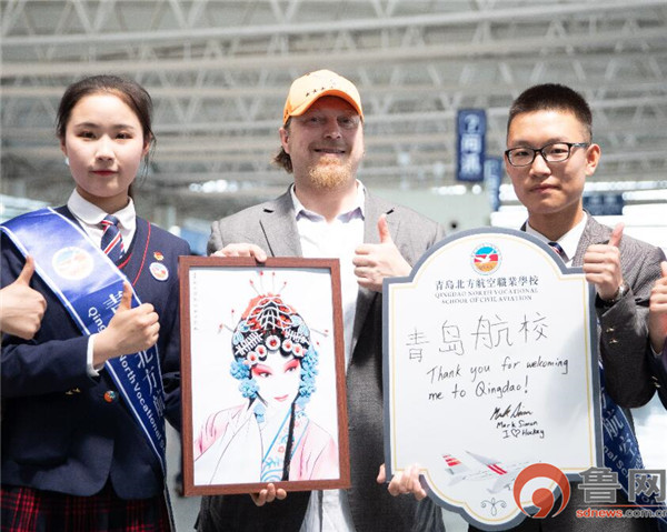 00后准空姐青年节快闪唱响青春,空姐空少迎客视频