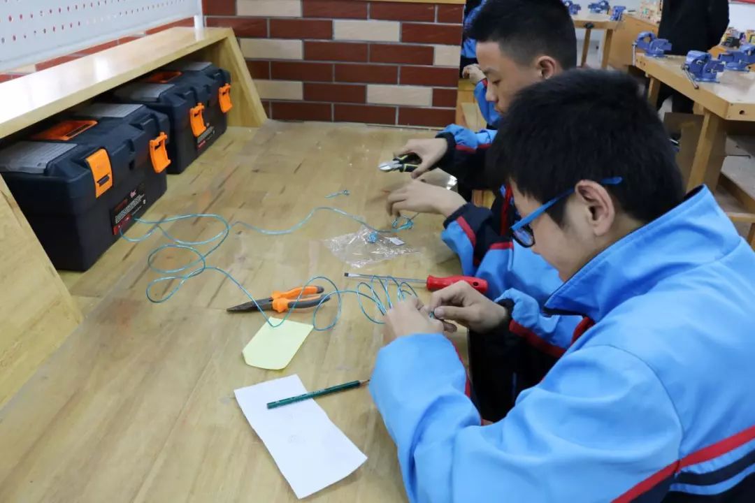 快乐体验快乐成长,快乐体验成长绘画二年级