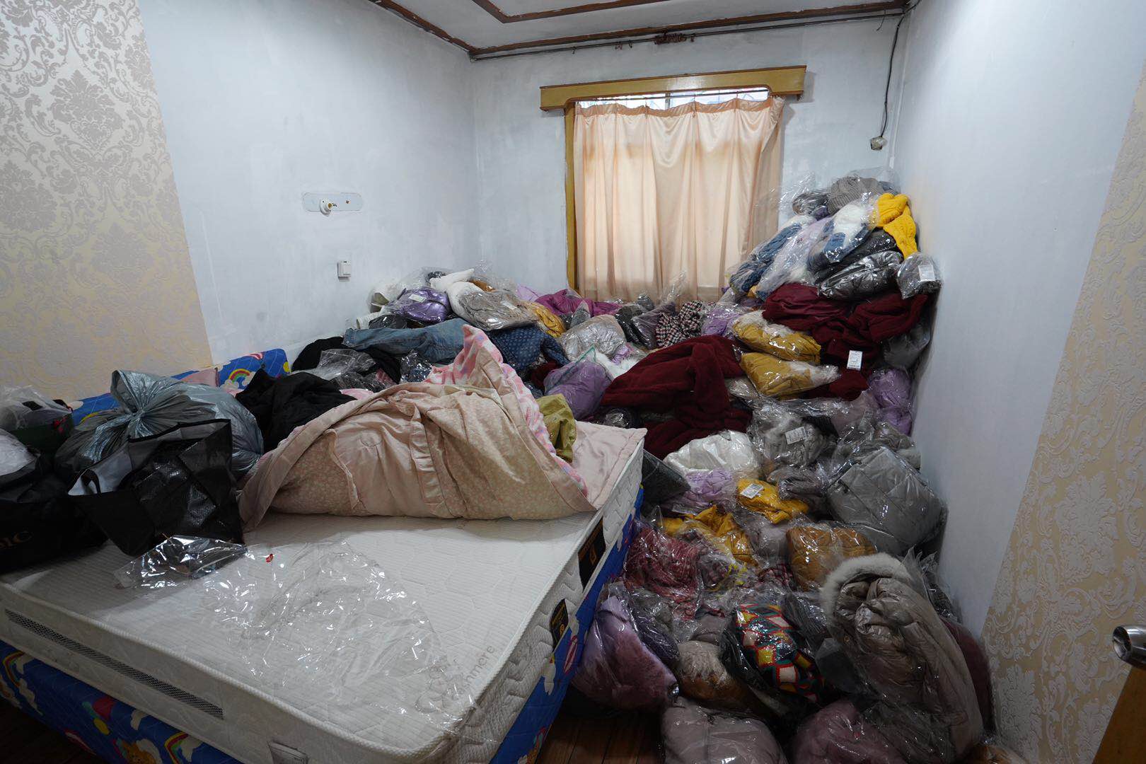 上海警方侦破制销假冒服饰案,上海警方跨省查获假冒服装