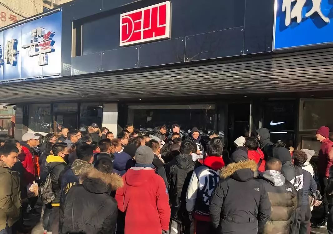 穿假鞋被人当众揭穿,穿假鞋被别人以为是真的