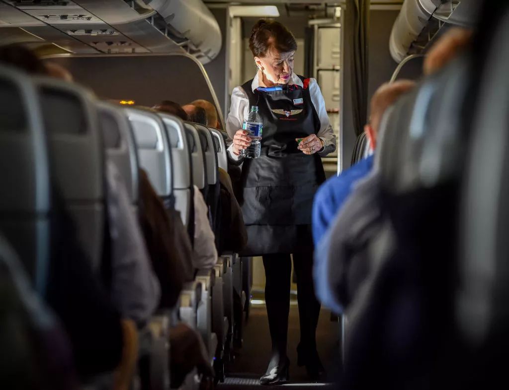 中国空姐为什么都要年轻漂亮,中国空姐为什么好看