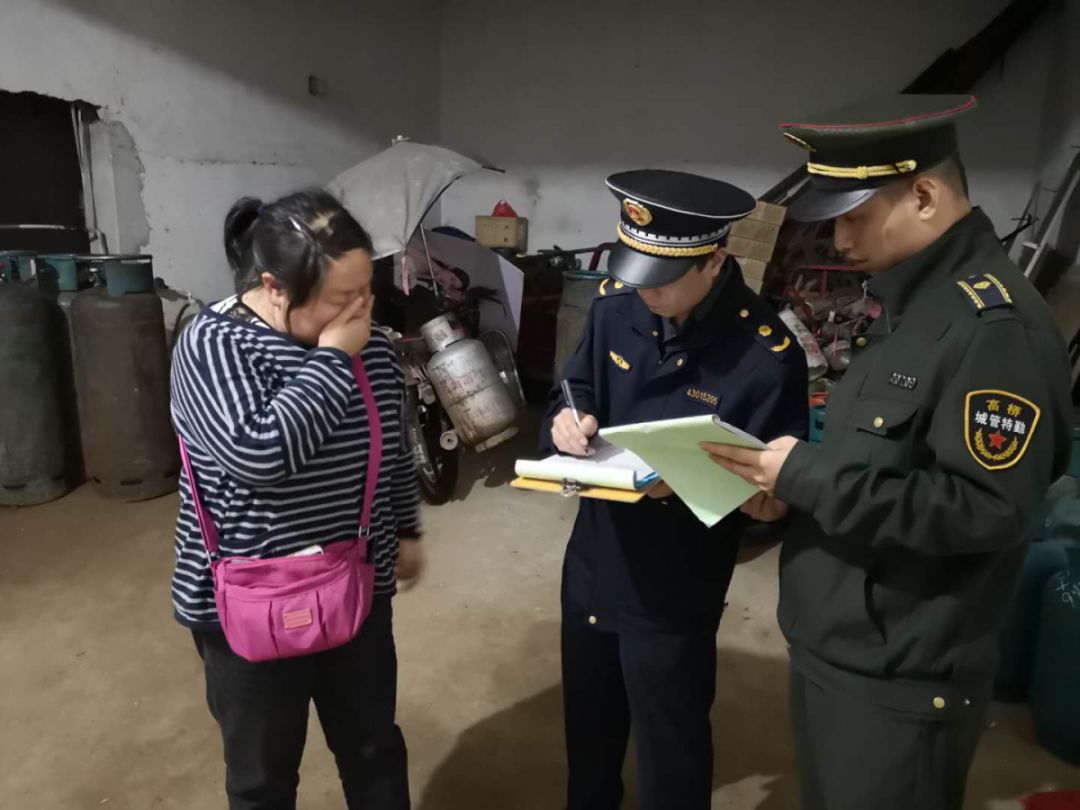 城管对违规液化气怎样处罚,城管夜查104瓶液化气