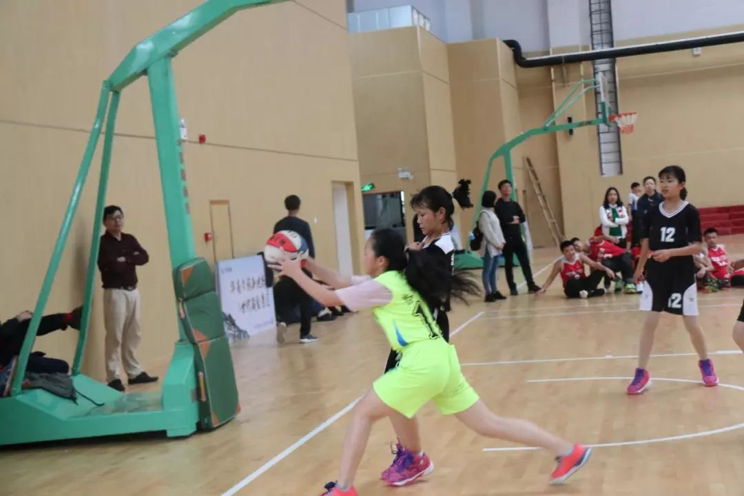 桂林小学篮球比赛,气势如虹开门红展示