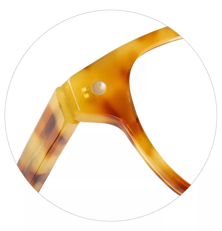 “诶？我的眼镜儿呢？”