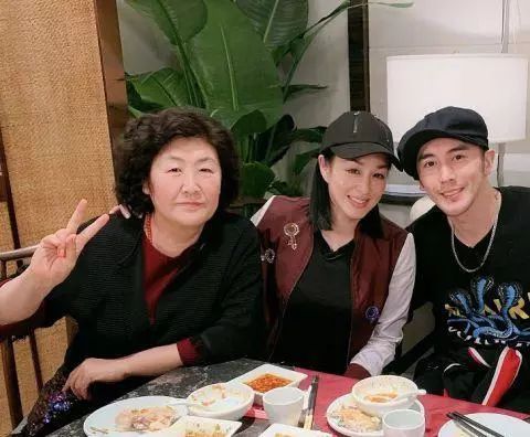 强迫晚婚，控制户口本，当红小花遭极品婆婆在线拆婚！