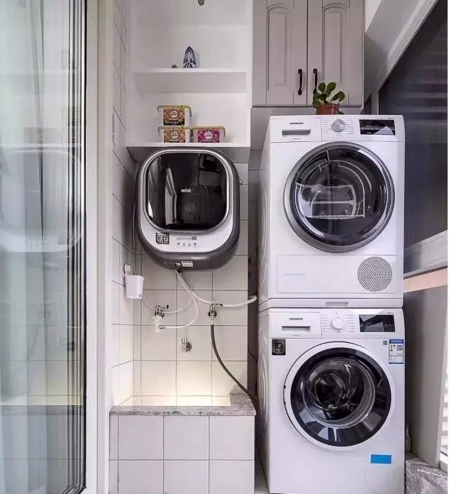 阳台晒衣服顺序,阳台上晒衣服的顺序有什么讲究吗