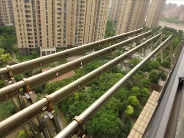 阳台晒衣服顺序,阳台上晒衣服的顺序有什么讲究吗