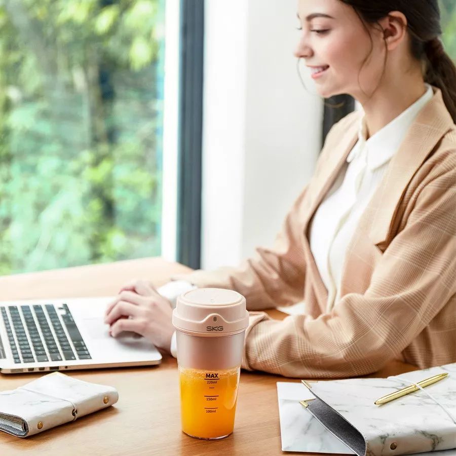 制作一杯很好喝的果汁,大家用榨汁杯榨好喝的果汁