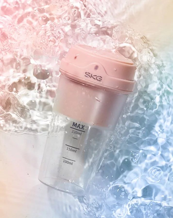 制作一杯很好喝的果汁,大家用榨汁杯榨好喝的果汁