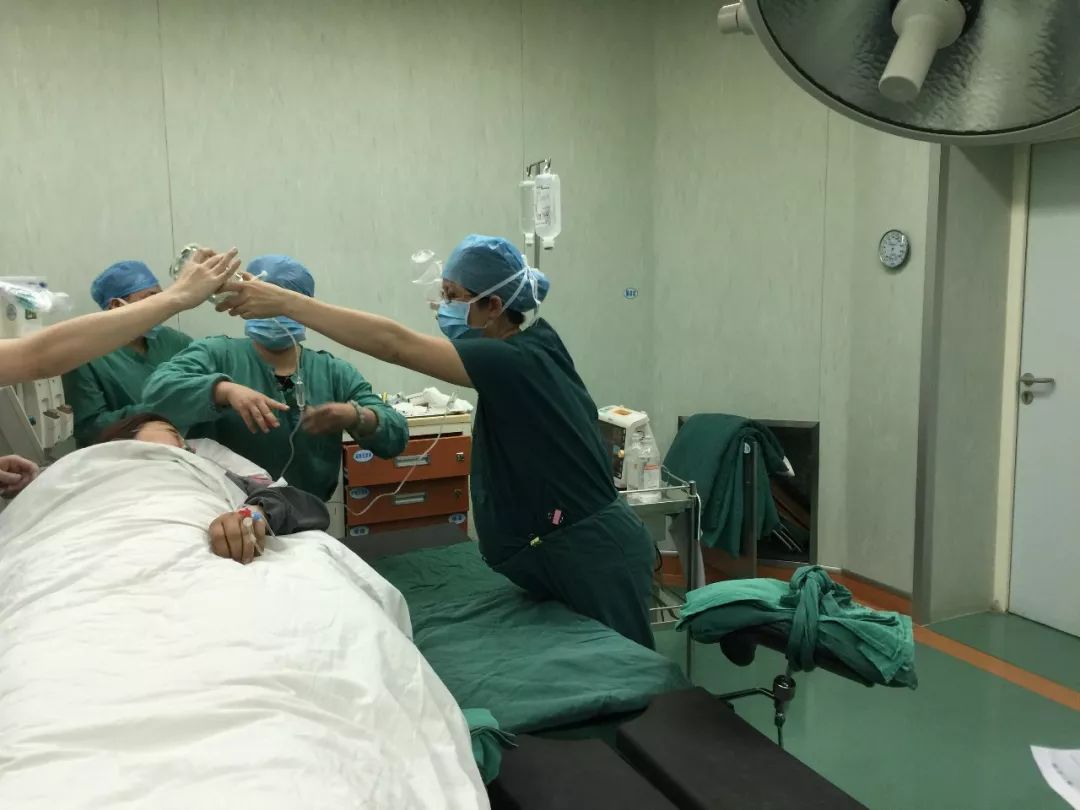 【感人】打动你的15个暖心医护故事...赚足眼泪~