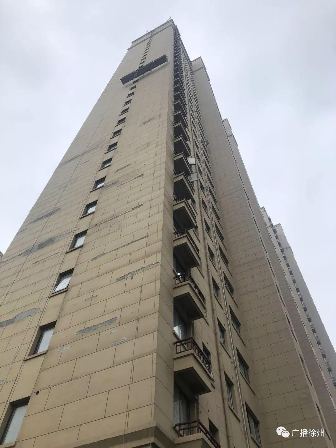 书香华府的房子墙面抹的是石灰吗,翰林华府墙体开裂