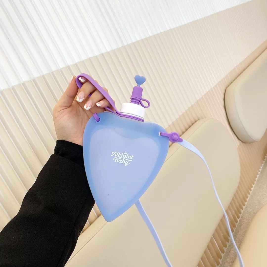 可以折叠的水壶好有创意,可以拉出来的爱心包包