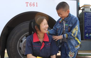 这19张照片暴露了父母的真面目,偷偷拍下的30张照片人性暴露无遗