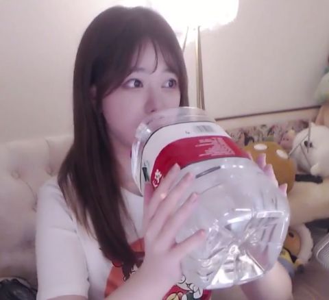 刘飞儿直播间惊现神秘年轻男子，被小缘喵当场抓包！