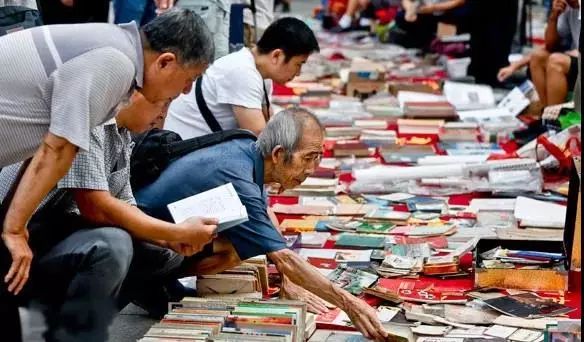 周末也交易！书迷们双休日到这里来“淘书”吧！不仅能淘到旧书，还可以交易古钱币