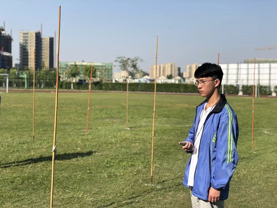 足球绕杆比赛,足球绕杆体育录像课