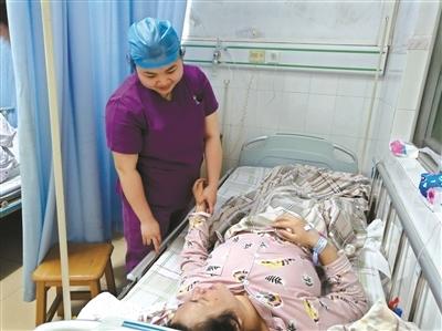 产妇突发脐带脱垂助产士托举30分钟保住两条命