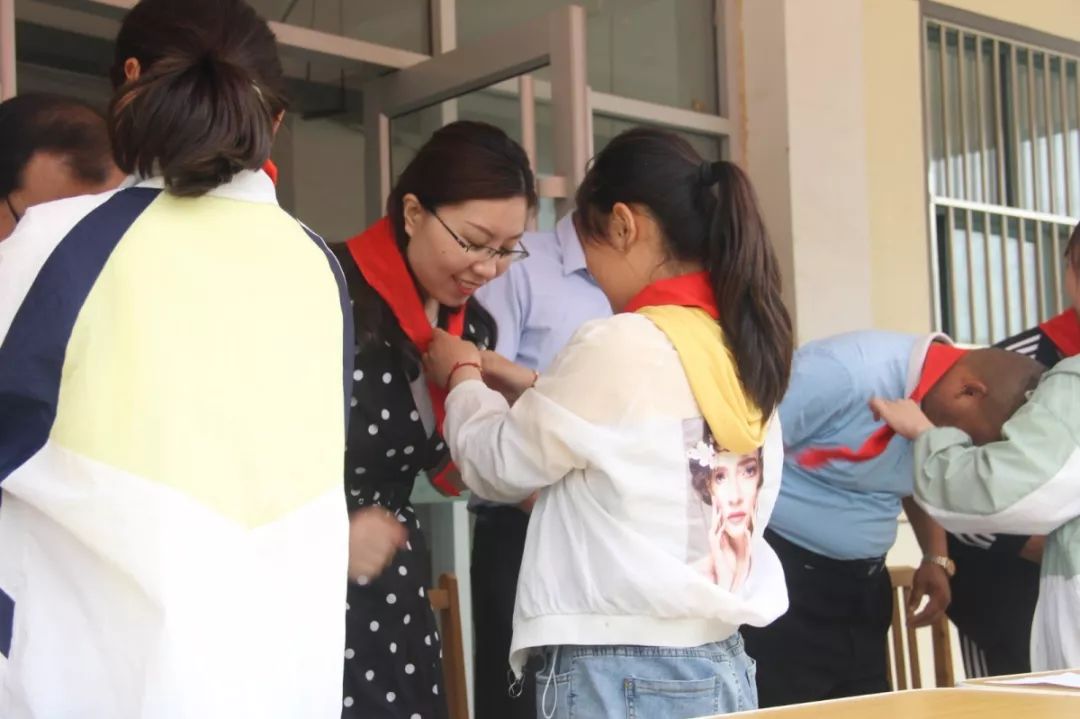 学校传承雷锋精神主题活动简报,弘扬雷锋精神汇演