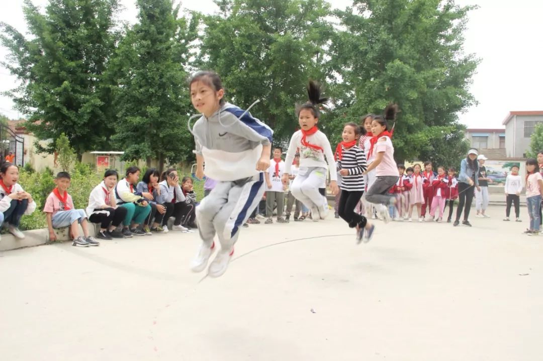 学校传承雷锋精神主题活动简报,弘扬雷锋精神汇演
