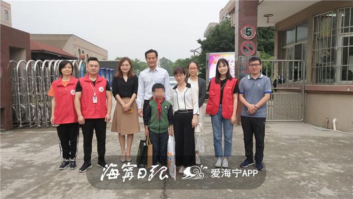 今天，海宁有61个小朋友收到神秘礼物，圆“小小心愿”