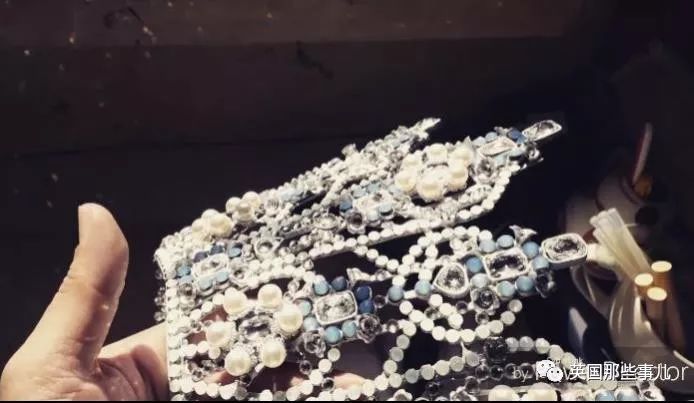 用布料给洋娃娃做衣服,手工高定时装