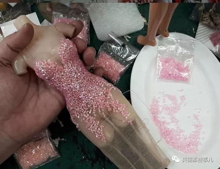 用布料给洋娃娃做衣服,手工高定时装