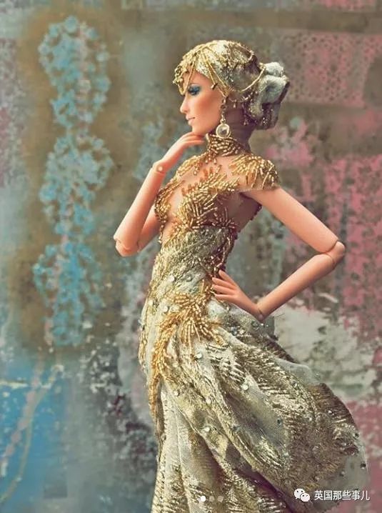 用布料给洋娃娃做衣服,手工高定时装