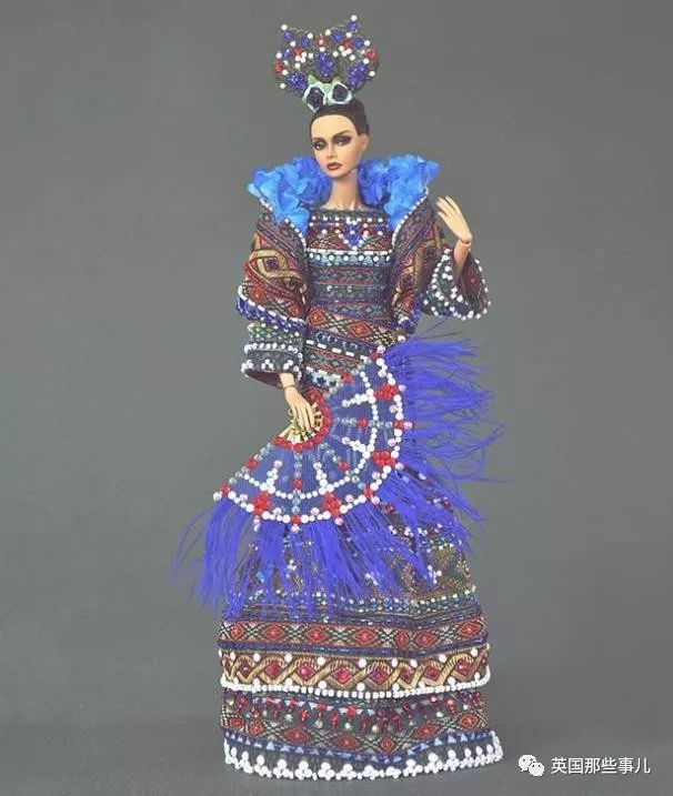 用布料给洋娃娃做衣服,手工高定时装