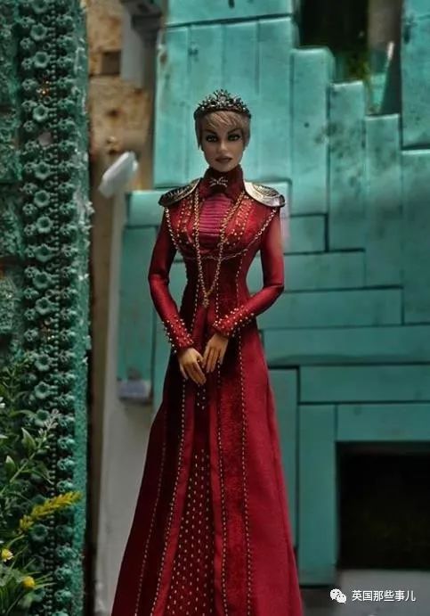 用布料给洋娃娃做衣服,手工高定时装