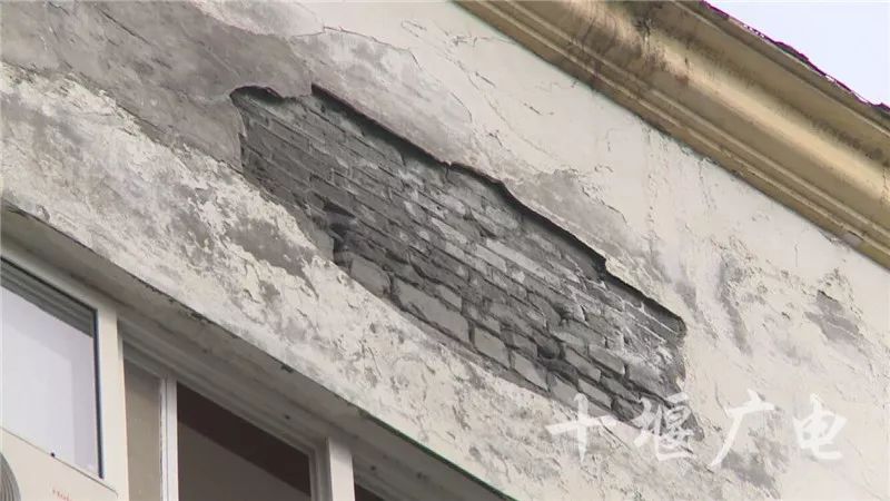 小区外墙瓷砖脱落情况报告,外墙瓷砖脱落居民心惊胆战